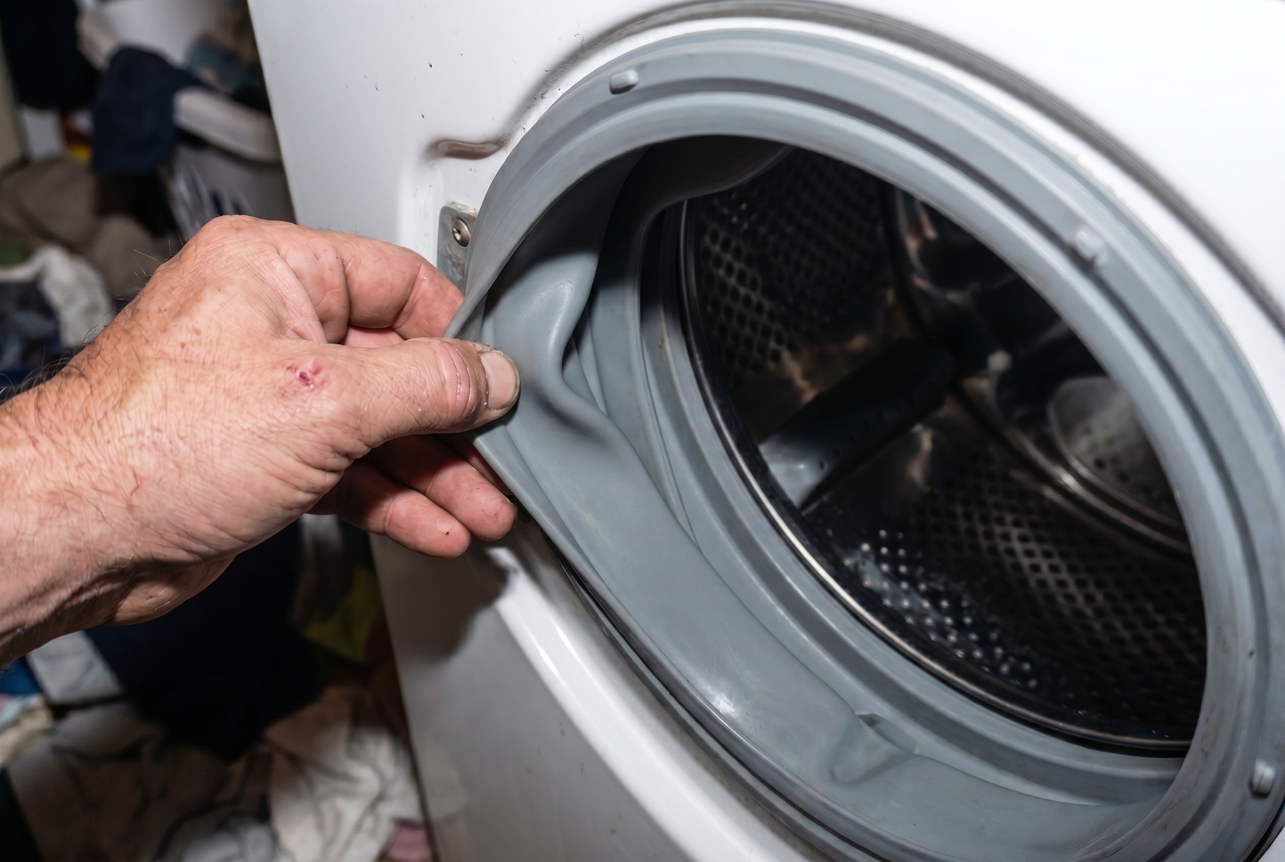 Le même joint de porte de laveuse, maintenant en caoutchouc gris propre, après FizziFred